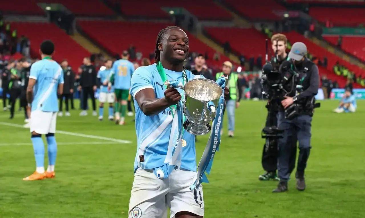 2-1逆转夺冠！瓜帅冲场拥抱吃黄牌，青年军救曼城